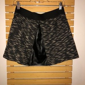 B&W skirt with leather details & pockets.